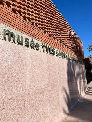 a sign on the side of a brick building at Résidence Mirador MAJORELLE in Marrakech
