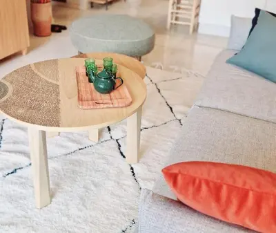 a coffee table in a living room with a couch at Appartement raffiné idéalement situé avec piscine in Marrakech
