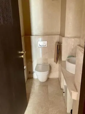 a small bathroom with a toilet and a sink at Appartement centre Guéliz avec terrasse spacieuse in Marrakech
