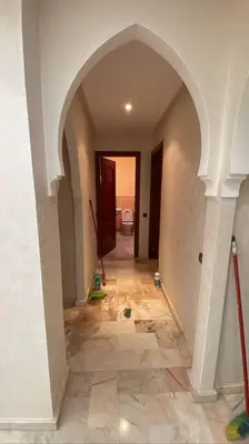 an empty hallway with an archway in a house at Appartement Bellevue in Marrakech