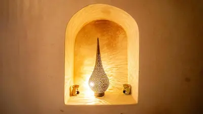 a vase sitting in a niche in a wall at Riad Privé Dar L'Étoile - Jacuzzi Piscine & Petit Déj inclus in Marrakech