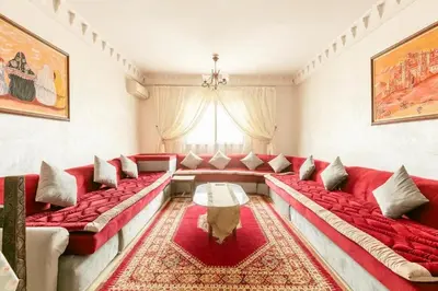 a living room with red couches and a window at Appartement spacieux Centre Marrakech in Marrakech