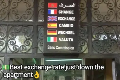a sign on the side of a building at Plein centre Marrakech, grand balcon filant in Marrakech