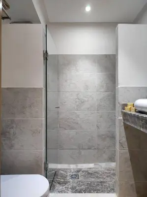 a bathroom with a glass shower with a toilet at Plein centre Marrakech, grand balcon filant in Marrakech