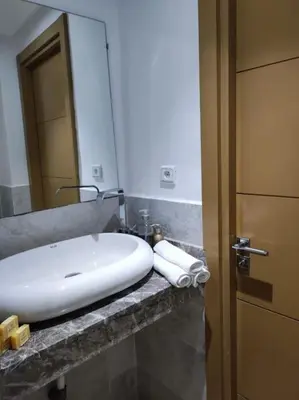 a bathroom with a white sink and a mirror at Plein centre Marrakech, grand balcon filant in Marrakech