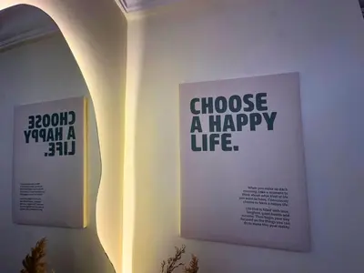 a wall with a sign that says choose a happy life at Résidence Soltana, Marrakech in Marrakech