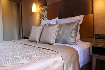 a bedroom with a large bed with pillows at SUBLIME APPARTEMENT 2 CHAMBRES AU COEUR DE GUELIZ in Marrakech