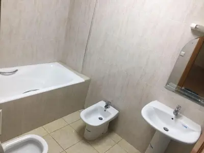 a white bathroom with a sink and a toilet at Superbe appartement à Marrakech quartier Majorelle 2 chambres in Marrakech