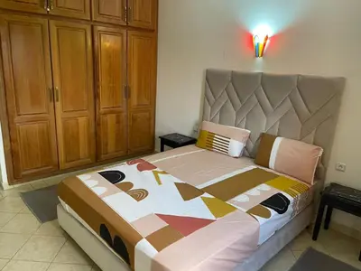 a bedroom with a large bed in a room at Superbe appartement à Marrakech quartier Majorelle 2 chambres in Marrakech