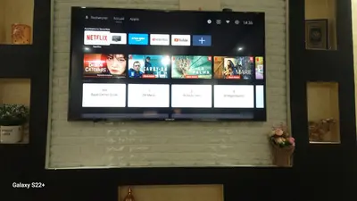 a flat screen tv hanging on a wall at Appartement 7 min de l'aéroport de Marrakech in Marrakech