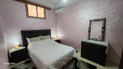 a bedroom with a bed and a mirror at Appartement 7 min de l'aéroport de Marrakech in Marrakech