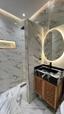 a bathroom with a sink and a mirror at Riad dar Benaarab 2 aéroport 800 M in Marrakech