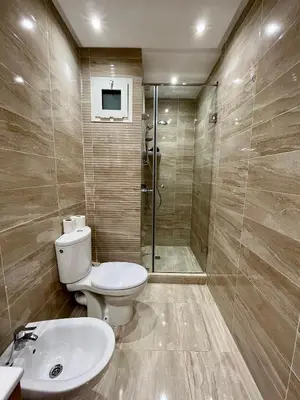 a bathroom with a toilet and a shower and a sink at Bel Appartement à Marrakech en Résidence avec Piscine - Fibre & Netflix in Marrakech