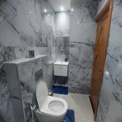 a bathroom with a toilet and a sink at villa 5 chambres pour famille avec piscine & parking in Marrakech