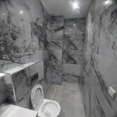a bathroom with a toilet and a shower at villa 5 chambres pour famille avec piscine & parking in Marrakech