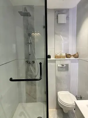 a bathroom with a shower and a toilet at Nouvel appartement luxueux Riad Garden Marrakech in Marrakech