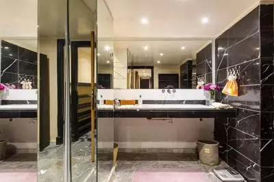 a bathroom with two sinks and a mirror at Somptueux Duplex au coeur de l'Hivernage in Marrakech