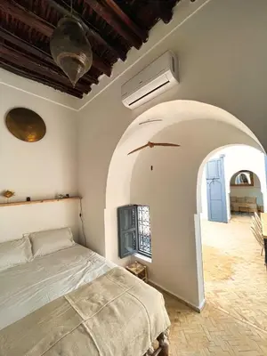 a bedroom with a bed and an arched ceiling at Riad l'Echappée, en exclusivité, 5 chambres in Marrakech