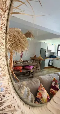 a living room with a couch and a kitchen at Bel appartement au centre gueliz in Marrakech