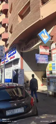 a man walking down a street in front of a building at Charmant appartement moderne au cœur de Gueliz, Marrakech Lumineux