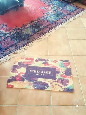 a welcome mat on a tiled floor in a room at Charmant appartement moderne au cœur de Gueliz, Marrakech Lumineux