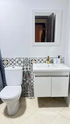 a bathroom with a white toilet and a sink at Magnifique Appartement spacieux confort propre familial 2 chambres salon et salle a manger a 20mn a pied de place jemaa el fina 4 piscines dans espace de Golf a 12 mn en voitures l entree est gratuit pour la clientele ouvert entre 10h et 20h in Marrakech
