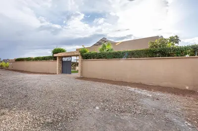 a house with a fence and a driveway at Villa Dalia, Personnels et option piscine in Marrakech