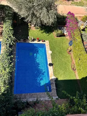 an overhead view of a swimming pool in a yard at Villa avec piscine chauffée & privée, 3 chambres in Sraghna