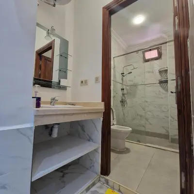 a bathroom with a shower and a sink and a toilet at Bel appartement de 2 chambres M in Marrakech