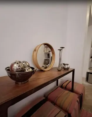 a table with a mirror and a bowl on it at Riad Slima - riad privatisé -Marrakech au coeur de la médina 1 Acheminement compris Aéroport riad in Marrakech