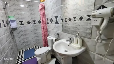 a bathroom with a toilet and a sink at Appartement C à 7 min de l’aéroport de Marrakech in Marrakech