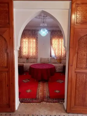 a room with a table and a red carpet at Nahe Park Issil und Marjane. Yoga auf Anfrage. in Marrakech