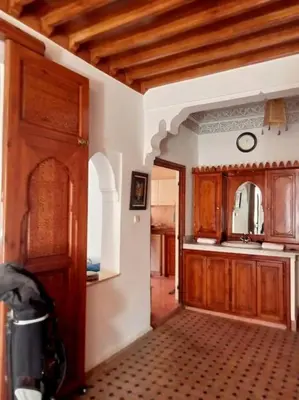 a kitchen with a wooden door and a counter top at Nahe Park Issil und Marjane. Yoga auf Anfrage. in Marrakech