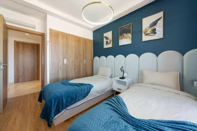 two beds in a bedroom with blue walls at Belle vue, noria golf in Marrakech