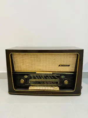 an old fashioned radio sitting on a floor at Jardin Yves Appartement 2 Chambres Chic in Marrakech