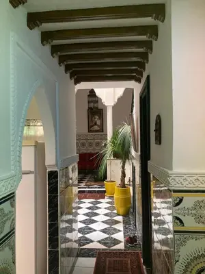 a hallway of a house with a checkered floor at Riad Lalla Aicha -Piscine, 3 suites climatisées & terrasse in Marrakech