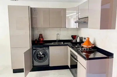 a kitchen with a washing machine and a sink at Charmante Wohnung im Herzen von Marrakesch Gueliz in Marrakech