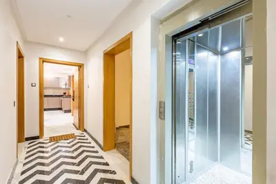a glass door leading to a hallway with a kitchen at Charmante Wohnung im Herzen von Marrakesch Gueliz in Marrakech