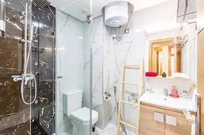 a bathroom with a shower and a toilet and a sink at Charmante Wohnung im Herzen von Marrakesch Gueliz in Marrakech
