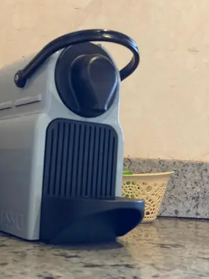 a juicer sitting on top of a counter with a basket at Appartement Spacieux avec Piscine à la Palmeraie in Marrakech