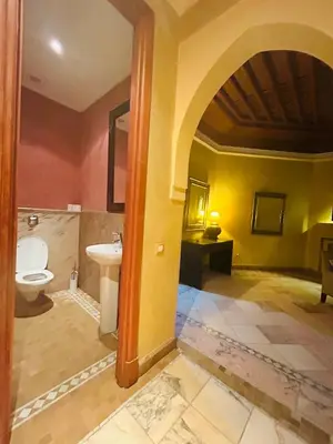 a bathroom with a toilet and a sink at Appartement Spacieux avec Piscine à la Palmeraie in Marrakech