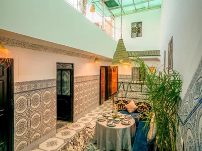 a living room with a table in a room at Agréable Maison de vacances in Marrakech