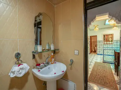 a bathroom with a sink and a mirror at Agréable Maison de vacances in Marrakech