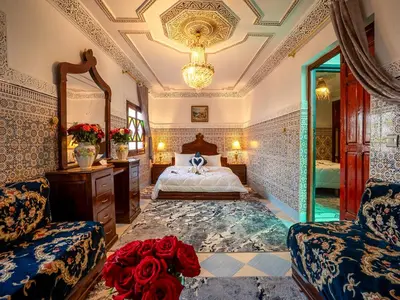a bedroom with a bed and a large mirror at Agréable Maison de vacances in Marrakech