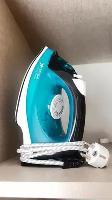 a blue and white hair dryer sitting on a table at mini-villa situee dans une residence Prestigia à Marrakech, avec une vue sur la piscine et le golf une securite 24h sur 24 et une proximite ideale de l aeroport 5 minutes C est une offre parfaite pour des vacances in Marrakech