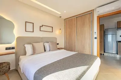 a bedroom with a large bed in a room at RA 14 Calme et Cosy Netflix, Wifi et parking gratuits in Marrakech