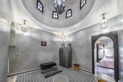 a room with a mirror and a room with a bed at Villa Zeitoune - 8 pers - Piscine - Marrakech in Marrakech