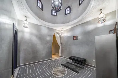 a hallway with a black bench in a building at Villa Zeitoune - 8 pers - Piscine - Marrakech in Marrakech