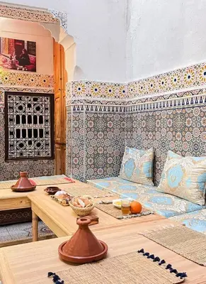 a room with a table and a tableasteryasteryasteryasteryasteryasteryasteryastery at Medina Oasis Hostel in Marrakech