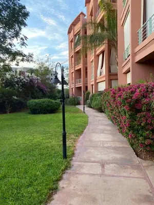 a street light next to a sidewalk next to a building at Cosy Appartement Avec Piscine in Marrakech